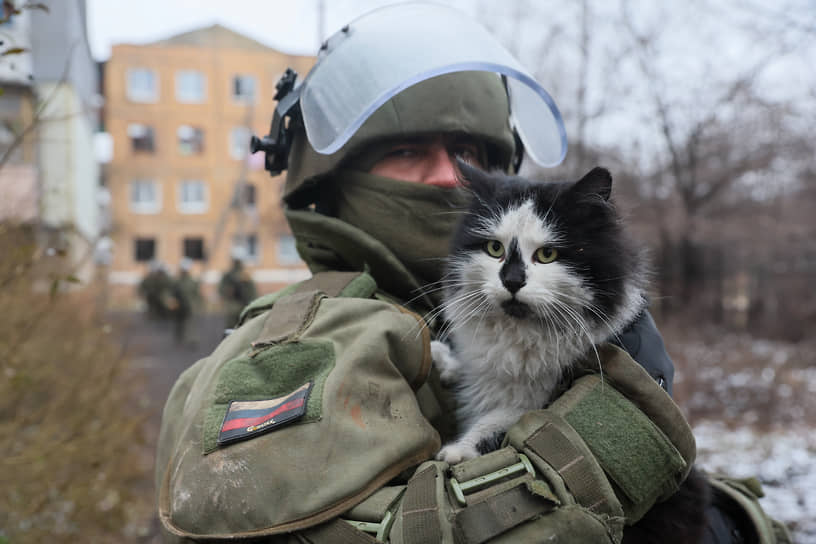 Военнослужащий 48-го отдельного инженерно-саперного батальона 51-ой армии «Южной» группировки войск во время разминирования Украинска 