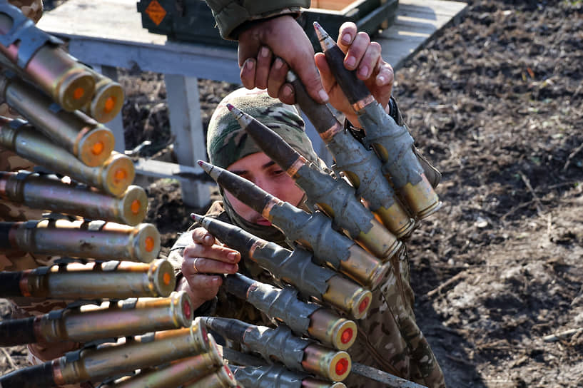 Военнослужащие во время тренировки экипажей БМП-3 группировки войск «Днепр» в Херсонской области