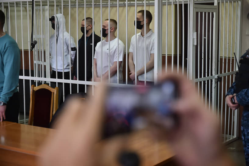 Оглашение приговора обвиняемым в диверсиях Савелию Ряполову, Павлу Соловьеву, Виктору Скоробогатову и Кириллу Веселову в Новосибирском областном суде 