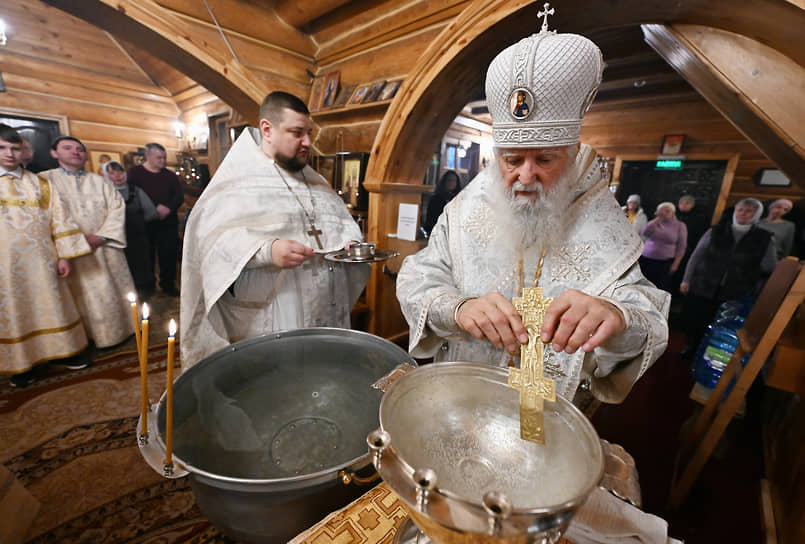 Плещеево, Московская область. Настоятель храма святых Царственных страстотерпцев Кирилл Сложеникин (в центре) и архиепископ Михаил (справа) освящают воду