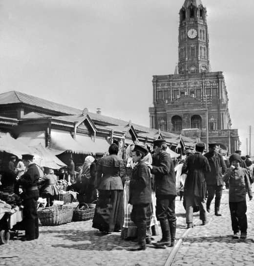 Вид на Сухаревский рынок в Москве и Сухареву башню, 1907 год