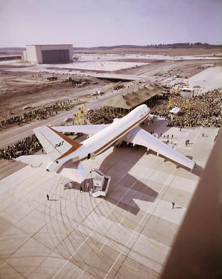 Первая выкатка Boeing 747 (на фото) состоялась 30 сентября 1968 года. На ней присутствовал министр торговли США Сайрус Смит, назвавший Boeing 747 национальным достоянием. Однако самолет был готов только на 78%. Первый полет нового авиалайнера состоялся 9 февраля 1969 года, на два месяца позже графика 