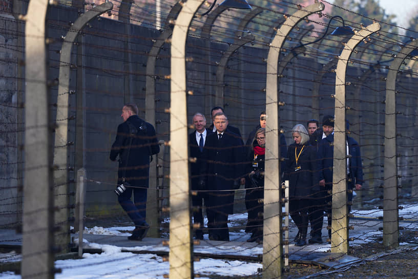 Президент Польши Анджей Дуда (третий слева) в Освенциме