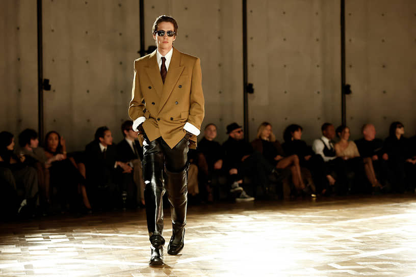 Показ коллекции Энтони Ваккарелло Menswear Winter 2025 для модного дома Saint Laurent