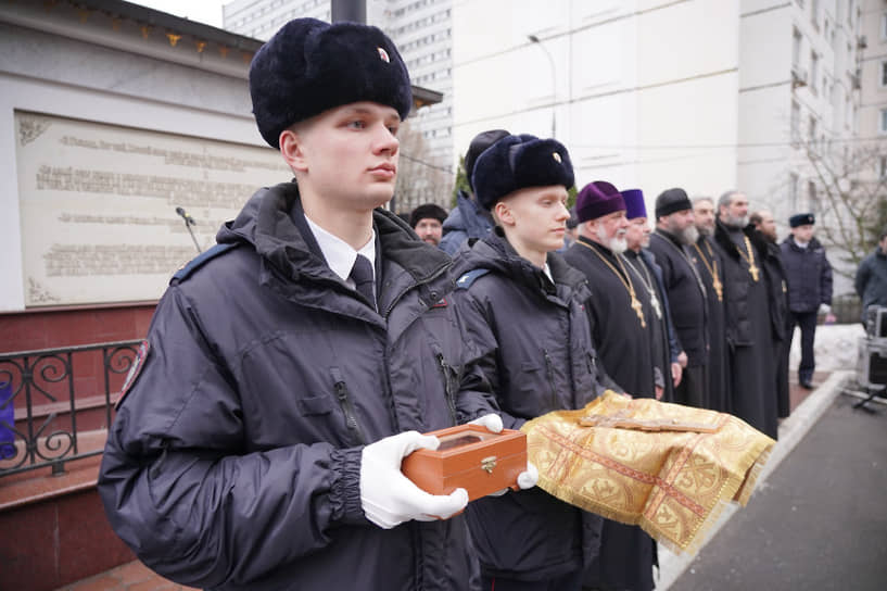 Курсанты Московского университета МВД России имени В.Я. Кикотя во время церемонии передачи ковчега с частицами мощей восьми святых воинов