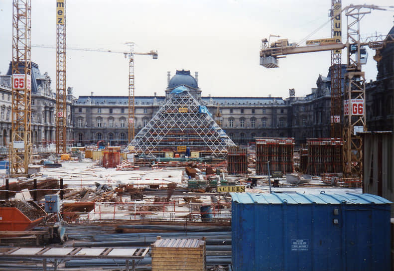 Работы по ее возведению длились несколько лет и завершились в 1989-м. На фото — стройплощадка в 1987-м