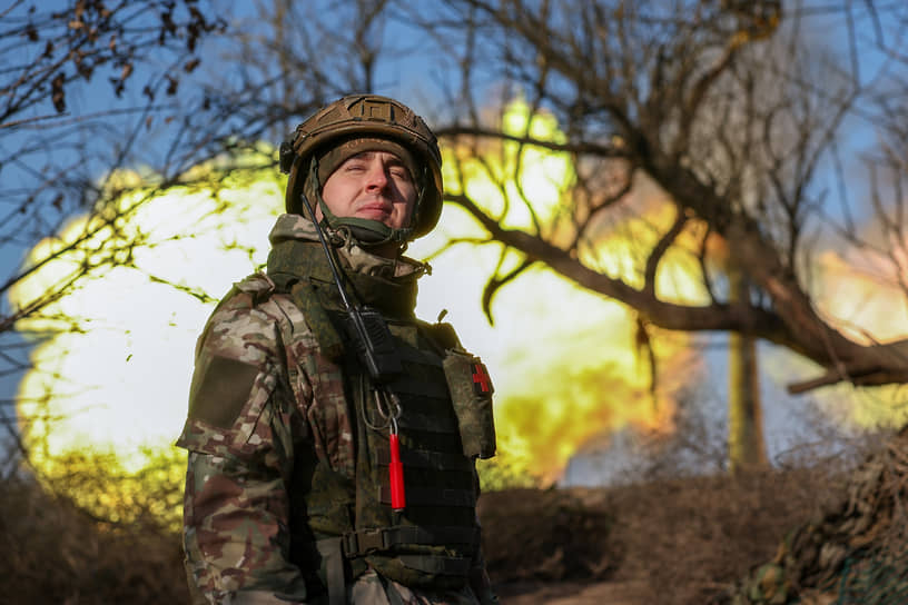 Военнослужащий артиллерийского подразделения 14-го армейского корпуса во время работы расчета 152-мм гаубицы 2А65 «Мста-Б»