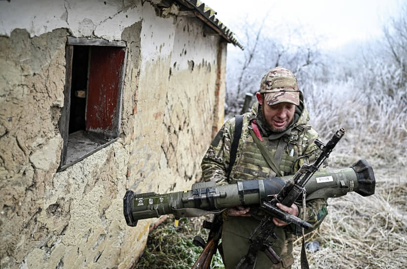 Боец спецназа «Ахмат» держит шведский противотанковый гранатомет АТ-4, найденный в схроне в селе Русское Поречное Курской области