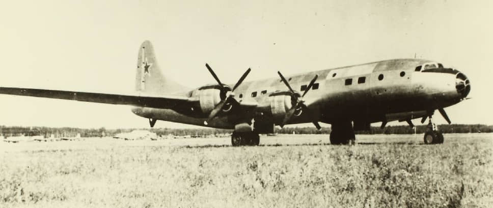 Ту-70 — гражданская версия бомбардировщика Ту-4, копии американского B-29. Для ускорения работ в Ту-12, как его называли сначала, использовали части разобранного B-29. Самолет взлетел 27 ноября 1946 года. Его оборудовали для высокопоставленных пассажиров: в носовой части каюты люкс, в хвостовом салоне 26 кресел первого класса. С 1948 по 1954 год он использовался как ВИП-транспорт, уже под названием Ту-70