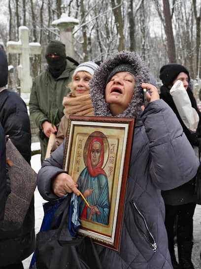 Санкт-Петербург. Верующие у часовни Святой Блаженной Ксении Петербургской