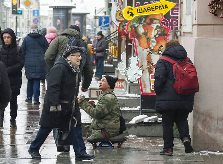 Мужчина в камуфляже просит милостыню в центре Санкт-Петербурга