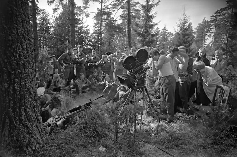 На съемках фильма «Живые и мертвые» (1963), режиссера Александра Столпера.&lt;br>
Картина поставлена по первой части одноимённой книги Константина Симонова. Писатель, как и главный герой, был военкором на фронте и видел ужасы отступления первых дней войны. Тогда же он узнал о подвиге бойцов полковника Семена Кутепова, которые 11 июля 1941-го уничтожили 39 немецких танков. Кутепов, с которым Симонов общался лично, стал прототипом комбрига Серпилина
