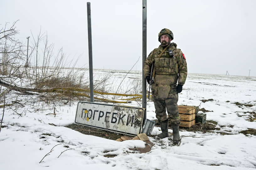 Военнослужащий армейской группировки «Север» на фоне дорожного знака у села Погребки Курской области, освобожденного ВС РФ