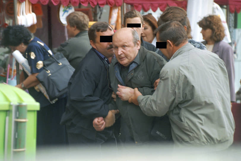 Появление милиционеров стало для вора полной неожиданностью. Главное — успеть взять его с поличным, чтобы он не успел сбросить кошелек. Этот не успел