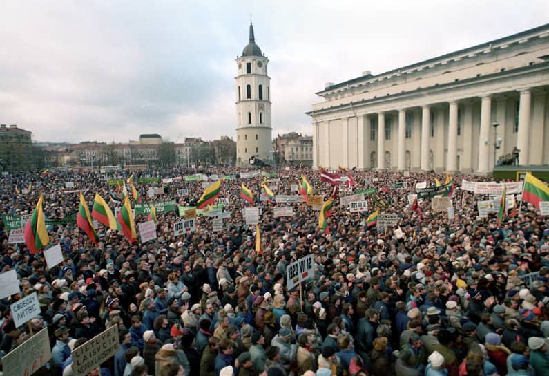 Вильнюс в январе 1990 года встретил Горбачева массовыми митингами сторонников отделения от СССР
