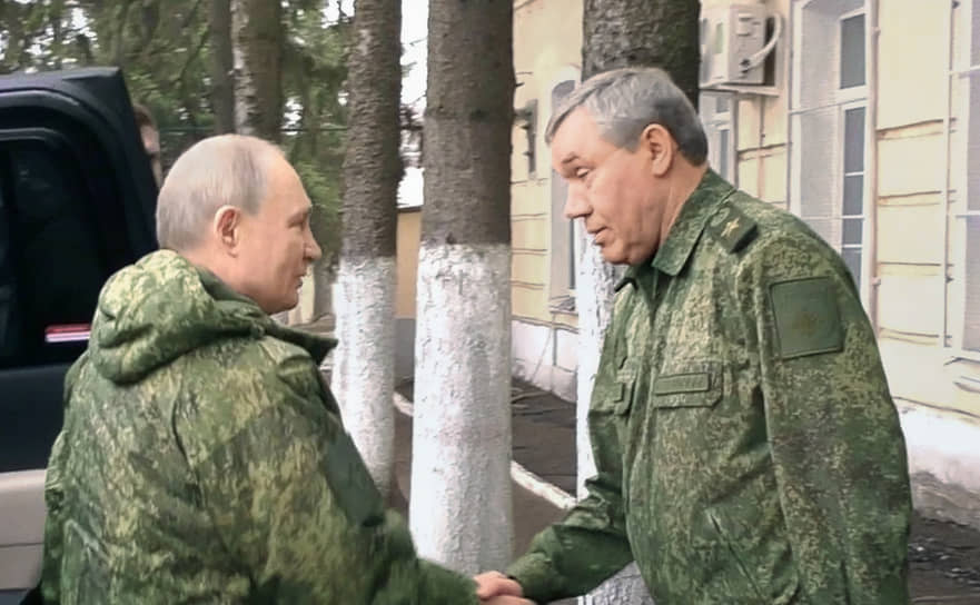 Верховный главнокомандующий Владимир Путин в этот день был в форме (справа начальник Генштаба Валерий Герасимов)