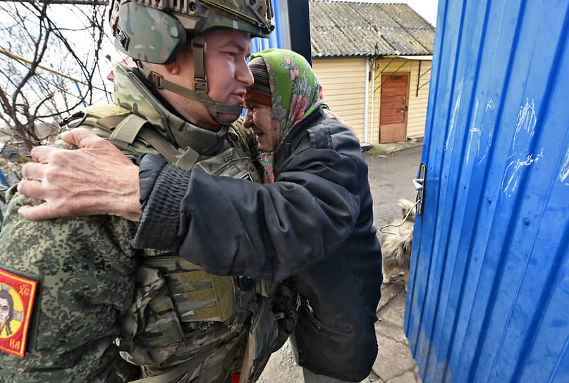 Местная жительница встречает военнослужащего ВС РФ в освобожденной деревне Зазулевка