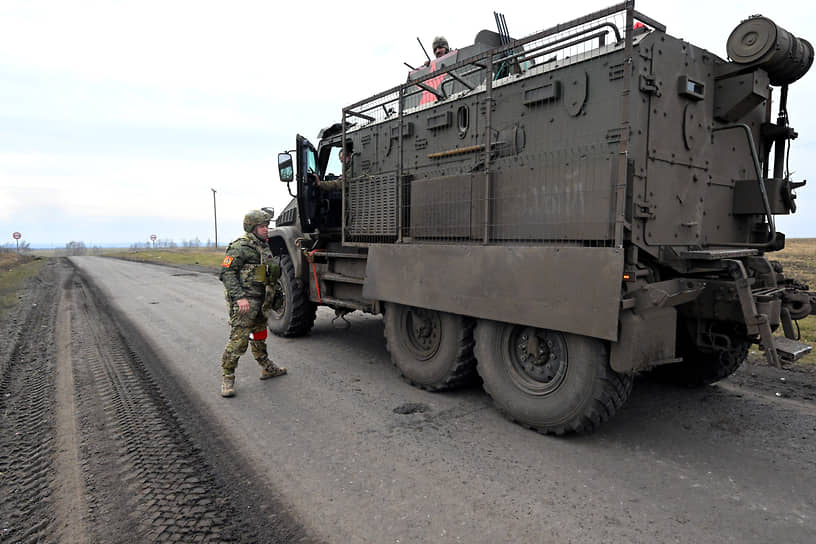 Российские военнослужащие на приграничной дороге