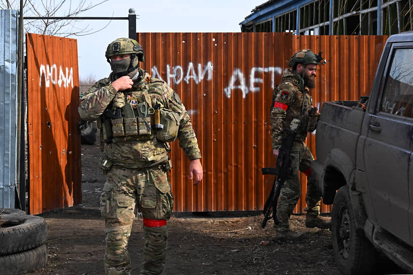 Российские военнослужащие во дворе одного из домов в освобожденном селе Казачья Локня