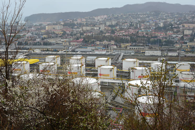 Вид на нефтебазу в Туапсе