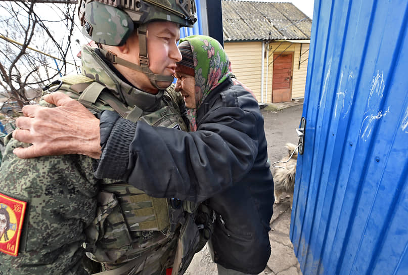 Местная жительница встречает военнослужащего ВС РФ в освобожденной деревне Зазулевка