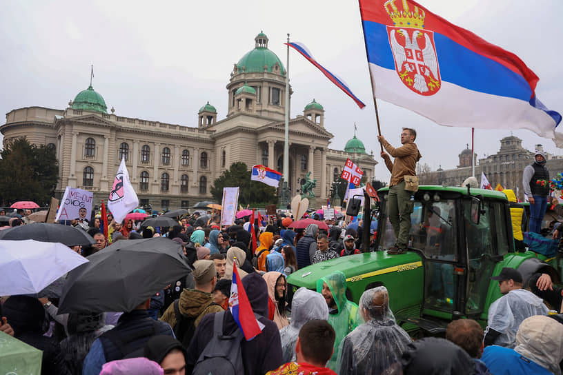 Протестующие заняли площадь у парламента страны