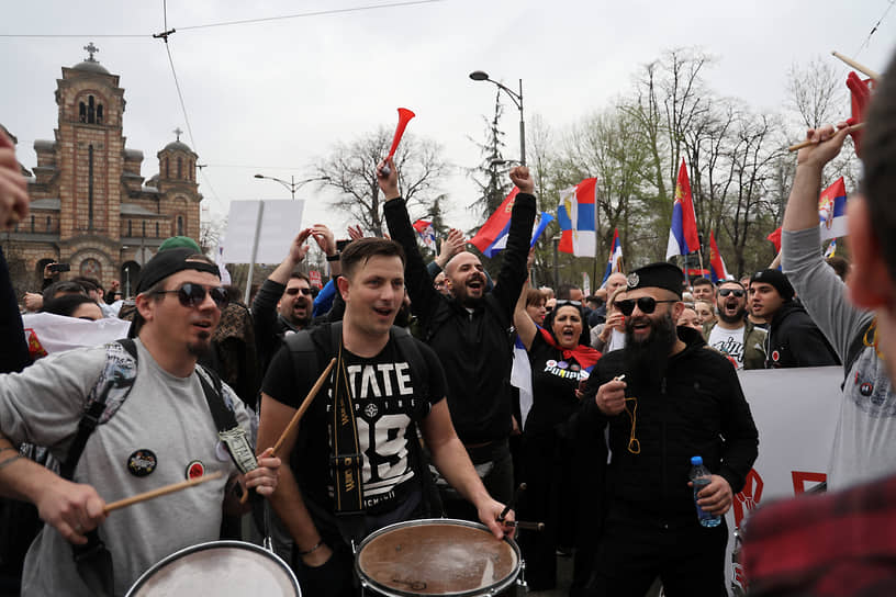 Массовые протесты проходят по всей Сербии с ноября 2024 года. Они начались после гибели 15 человек из-за обрушения бетонного козырька на вокзале в Нови-Саде