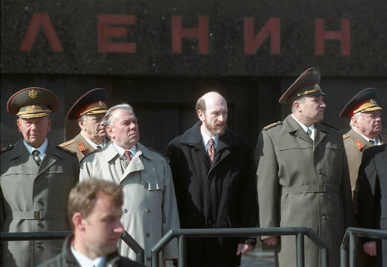 Руководитель администрации президента Александр Волошин (в центре)