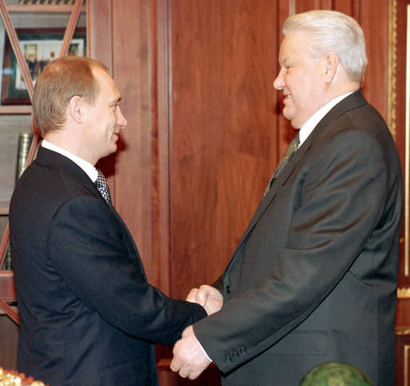 Владимир Путин (слева) и Борис Ельцин 31 декабря 1999 года
