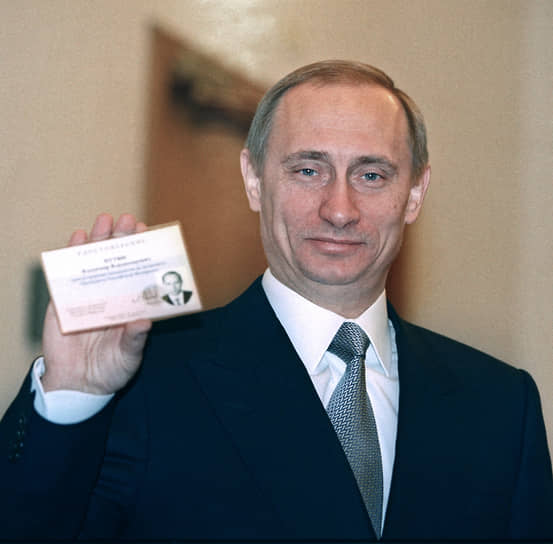 И. о. президента Владимир Путин на церемонии регистрации в кандидаты в президенты 15 февраля 2000 года