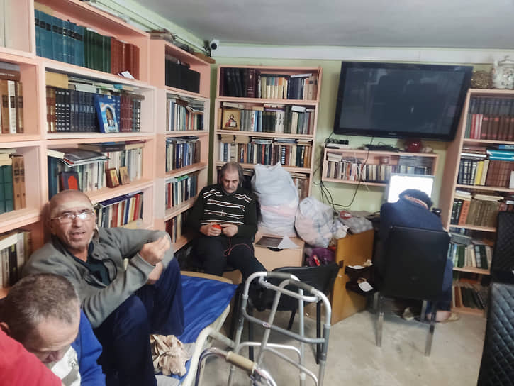 Обитатели одного из домов трудолюбия «Ной» во время отдыха