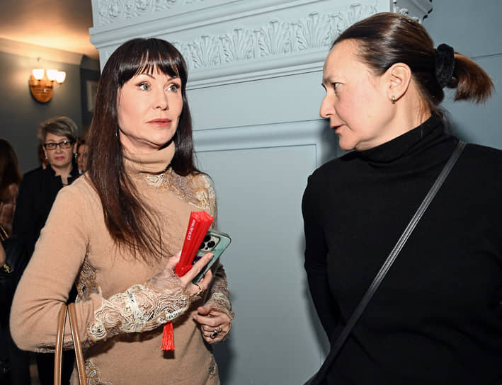 Актриса Нонна Гришаева (слева) на церемонии вручения премии Prix D`Excellance De La Beaute 2025