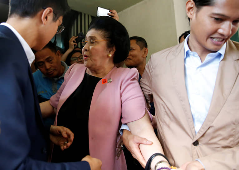 Имельда Маркос (в центре) — бывшая первая леди Филиппин, бывшая обладательница самой большой в мире коллекции женских туфель