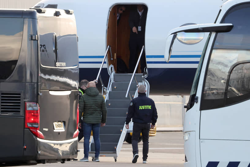 Сотрудники правоохранительных органов Нидерландов встречают самолет с бывшим президентом Филиппин Родриго Дутерте в аэропорту Амстердам-Гаага
