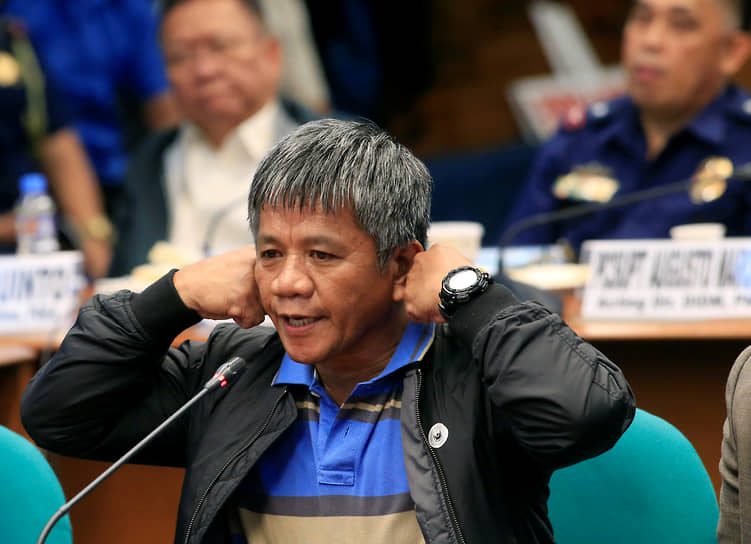 Бывший полицейский и бывший киллер Эдгар Матобато дает показания во время слушаний в Сенате Филиппин