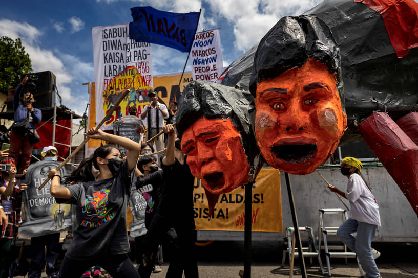 Февраль 2023 года. Активисты уничтожают объемные карикатурные портреты президента Филиппин Фердинанда Маркоса-младшего и вице-президента Сары Дутерте, отмечая таким образом 37-ю годовщину революции, в результате которой был свергнут президент Фердинанд Маркос-старший