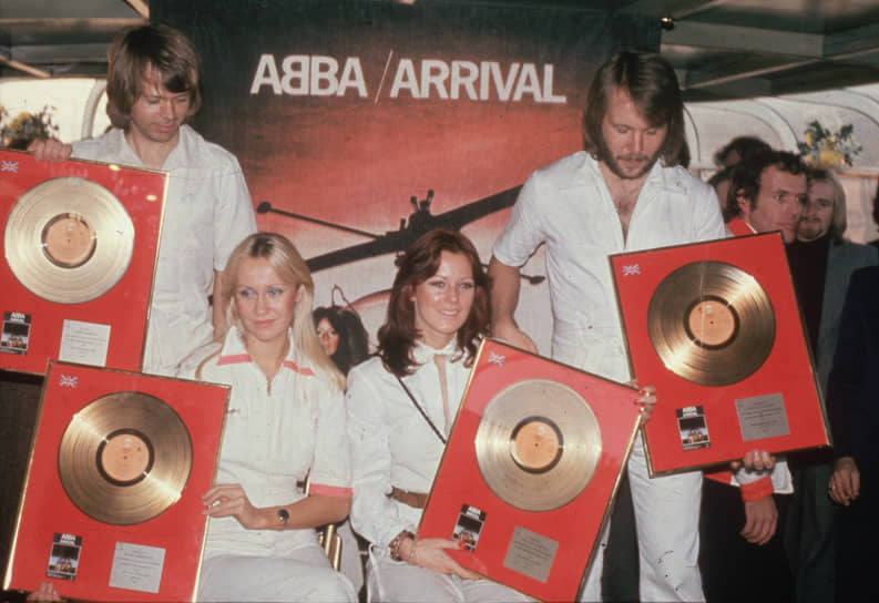 Слева направо: музыканты группы ABBA Бенни Андерссон, Агнета Фельтског, Анни-Фрид Лингстад и Бьорн Ульвеус держат свои золотые пластинки, 1976 год