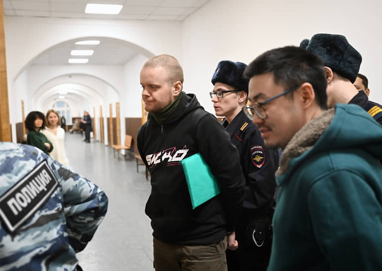 Экскурсовод Никита Дубас (в центре) и генеральный директор ООО «Спутник» Александр Ким (справа) в суде (январь 2024 года)