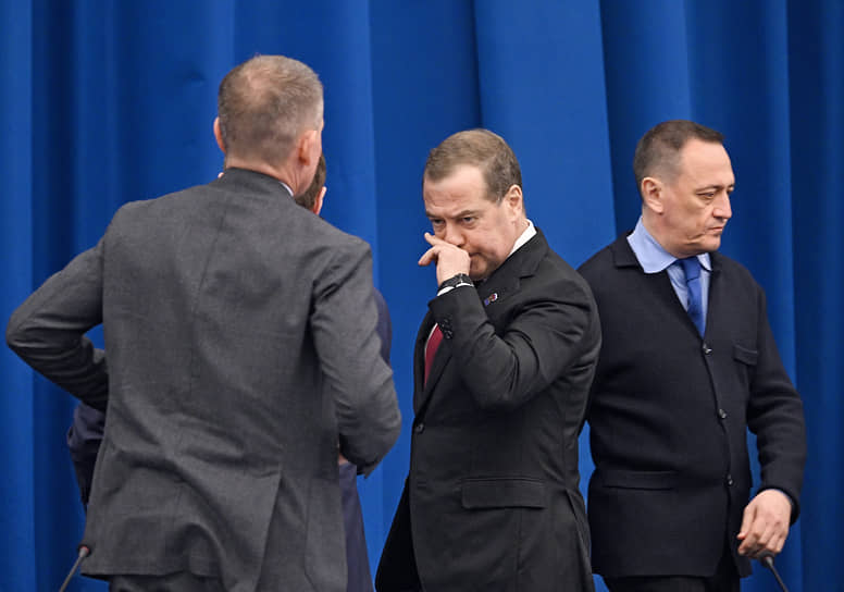 Зампред Совета безопасности РФ Дмитрий Медведев (в центре) после заседания программной комиссии партии «Единая Россия»