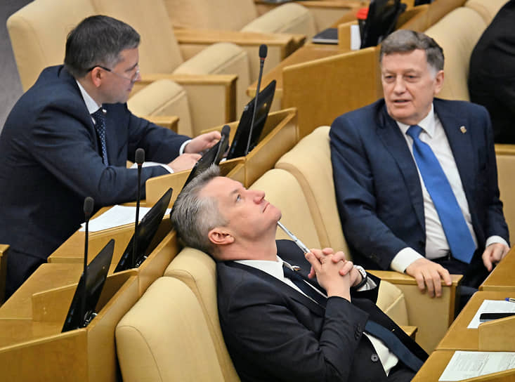 Депутаты Антон Гетта (в центре) и депутат Вячеслав Макаров (справа) во время пленарного заседания Госдумы РФ