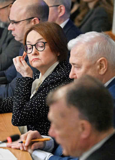 Председатель ЦБ РФ Эльвира Набиуллина (в центре) и председатель комитета Госдумы по финансовому рынку Анатолий Аксаков (справа) во время совместного заседания комитетов ГД по финансовому рынку, бюджету и налогам
