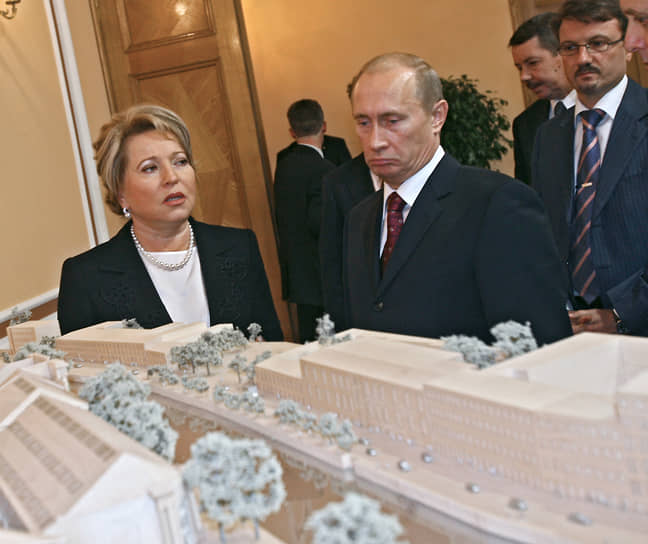 С Владимиром Путиным и министром экономического развития и торговли Германом Грефом (справа) на заседании II Всемирного конгресса соотечественников, проживающих за рубежом, 2006 год