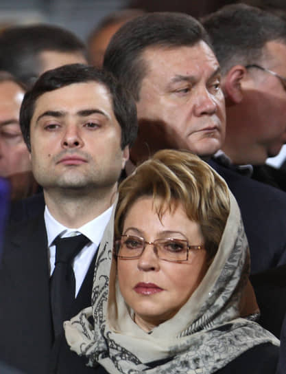 Слева направо: первый замруководителя администрации президента РФ Владислав Сурков, губернатор Санкт-Петербурга Валентина Матвиенко и лидер Партии регионов Украины Виктор Янукович во время отпевания патриарха Московского и всея Руси Алексия II в Храме Христа Спасителя, 2008 год