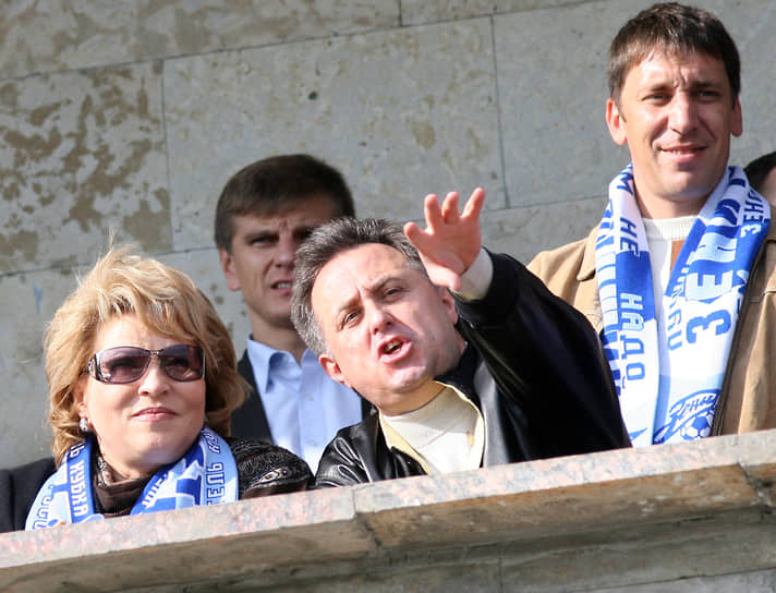 С президентом РФС Виталием Мутко (второй справа) и председателем ФК «Зенит» Давидом Трактовенко (справа) на матче чемпионата России по футболу между командами ЦСКА (Москва) и «Зенит» (Санкт-Петербург), 2007 год 