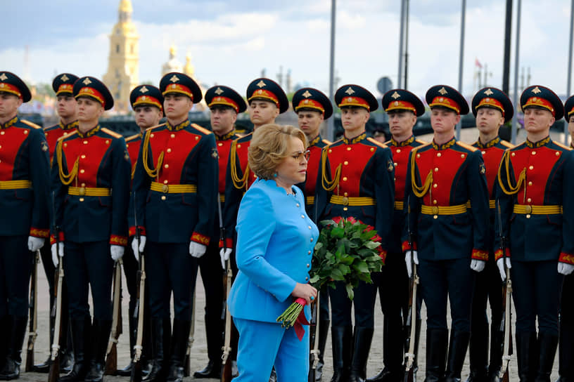 На церемонии возложения цветов к памятнику императору Петру I в Санкт-Петербурге, 2023 год