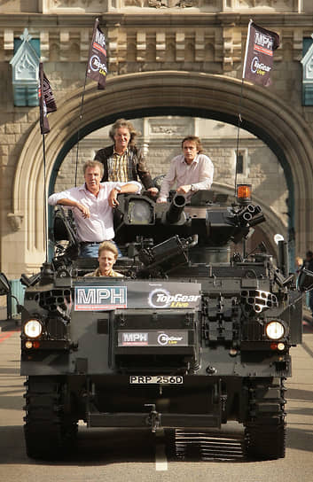Телеведущие Top Gear Джереми Кларксон, Джеймс Мэй и Ричард Хаммонд пересекают Тауэрский мост на бронетранспортере, 2008 год 