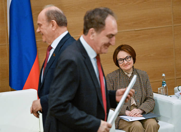 Москва. Лидер КПРФ Геннадий Зюганов (слева) и глава ЦБ РФ Эльвира Набиуллина на заседании фракции КПРФ