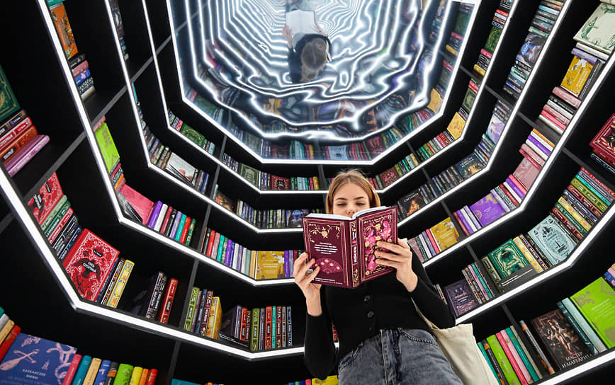 Москва. Международная ярмарка интеллектуальной литературы non/fictioN в Гостином дворе
