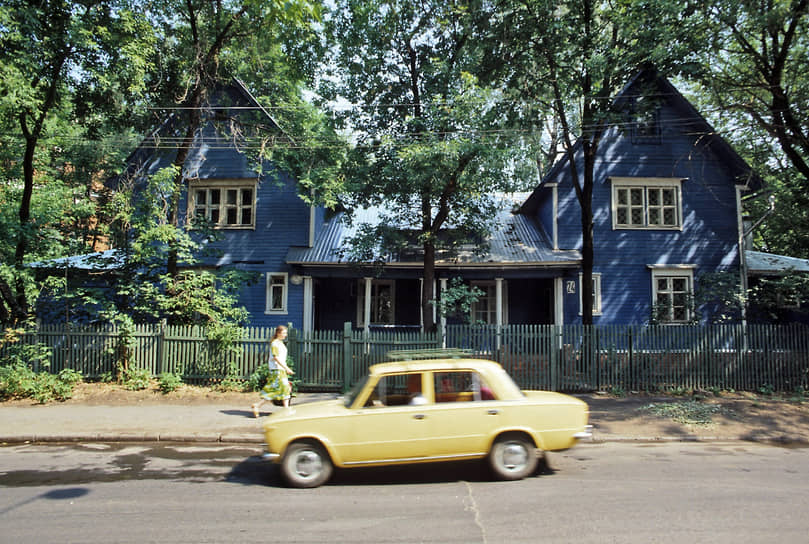 Желтая «копейка» в коттеджном поселке «Сокол», 1995 год