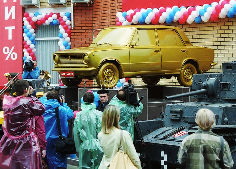 Памятник «копейке» в Москве, 2004 год